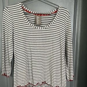 Black and white striped stretch tee with red edges